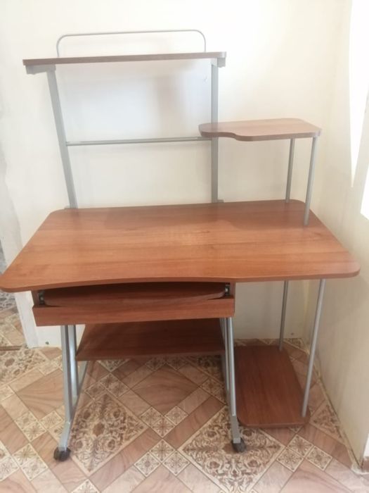 Продам компьютерный стол