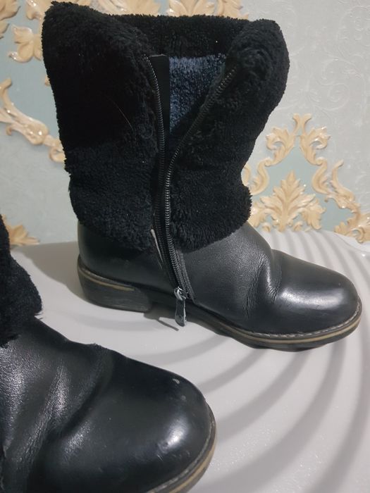 Продаётся сапожки для девочек. Из натуральной кожи.