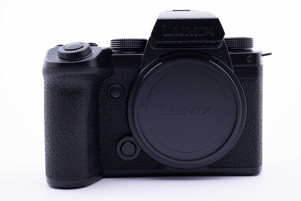 Panasonic Lumix S5 IIX + 50mm f/1.8 – КАТО НОВ (под 700 кадъра), Гаранция до края на 2027!