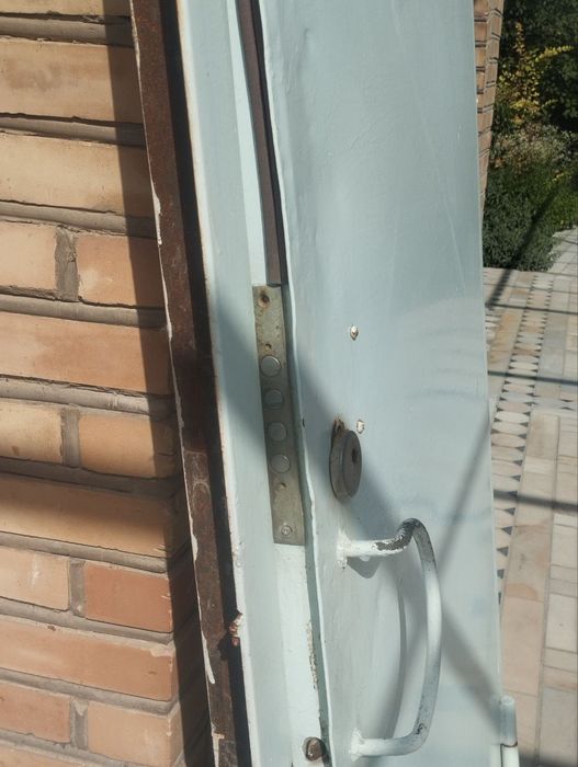 Продам железную дверь. Размеры на фото.