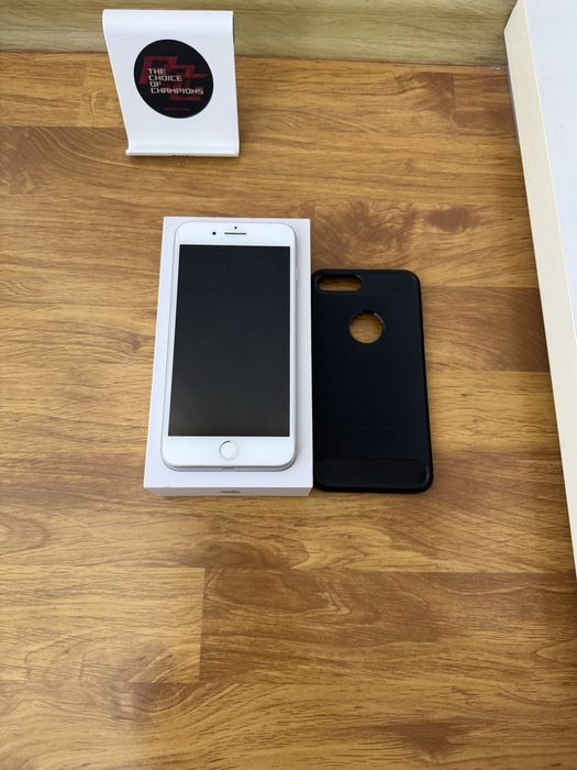 iPhone 8 Plus, arata 10 din 10. Zero urme de uzura, la cutie