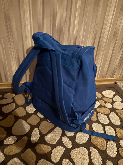 Vând ghiozdan fotbal