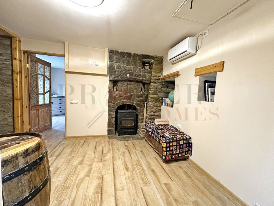 Атрактивен Имот с Голям Двор за Продажба