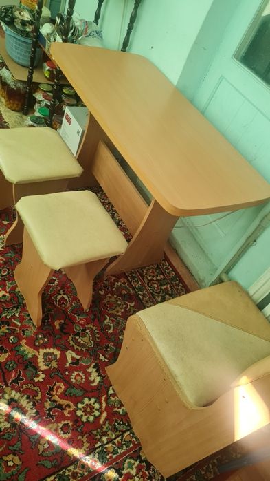 Кухонный стол со сткльями