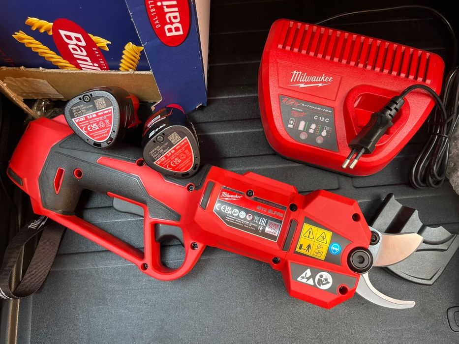 Foarfeca pentru taiat ramuri crengi Milwaukee M12 BLPRS-202, fara perii, 12V, pentru taiat ramuri pana la 32 mm