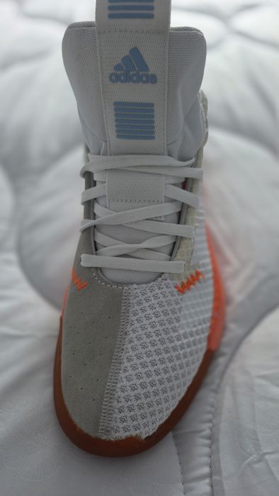 Vând Adidas shoes