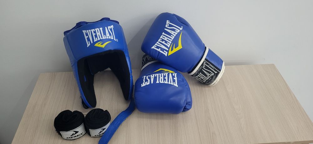 Шлем и перчатка,  подарка бинт