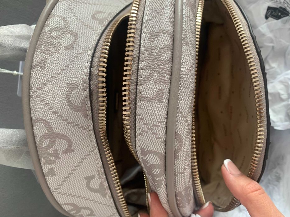 Чисто нова оригинална чанта раница на Guess в бежаво