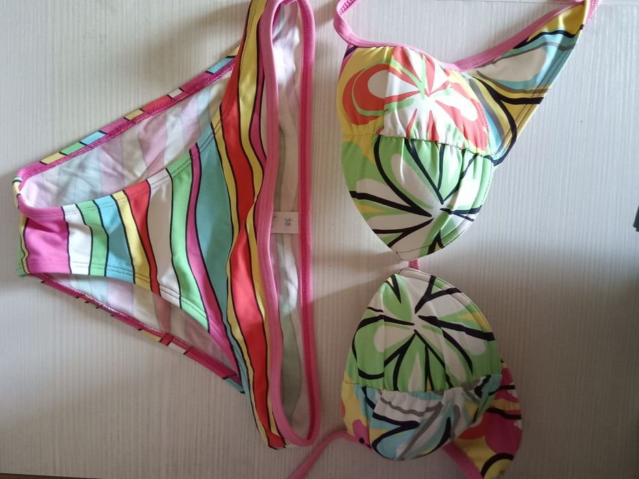 Купальники раздельные.