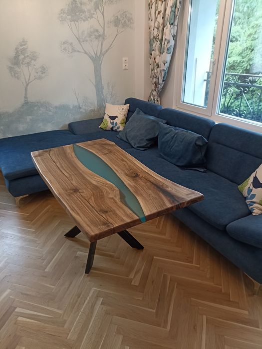 Холни маси от масив и епоксидна смола