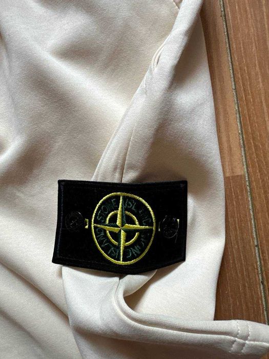 Shorts Stone Island cu eticheta (nu Nike, Gucci, Adidas, Balenciaga)