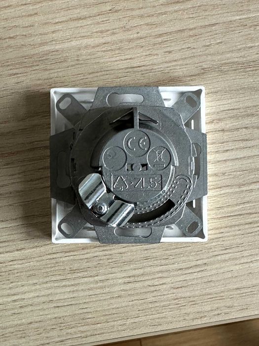 контакти JUNG за телевизор и интернет