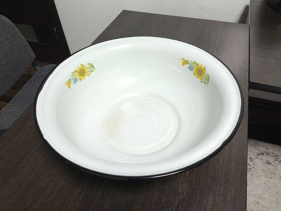 Продается эмалированный таз б\у (8л)