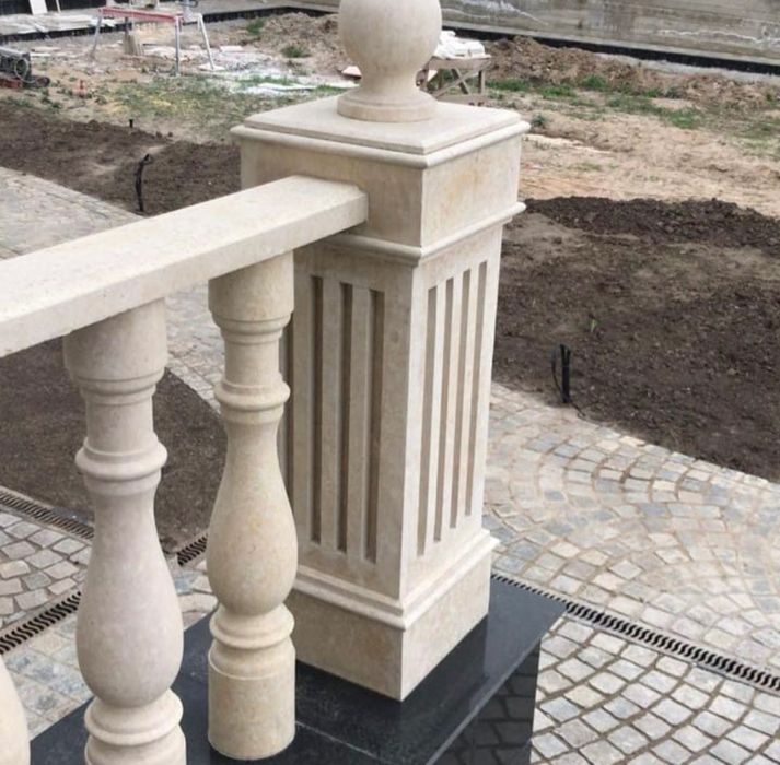 Травертин , гранит .