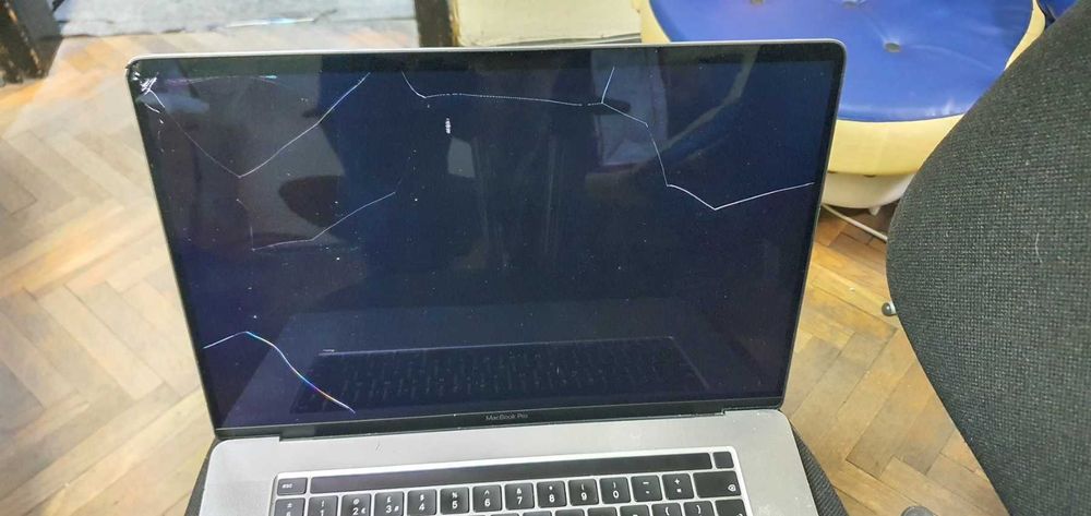 MacBook Pro 2019 A2141 16" работещ ,счупен дисплей ,i9, 1TB SSD , 16Gb RAM