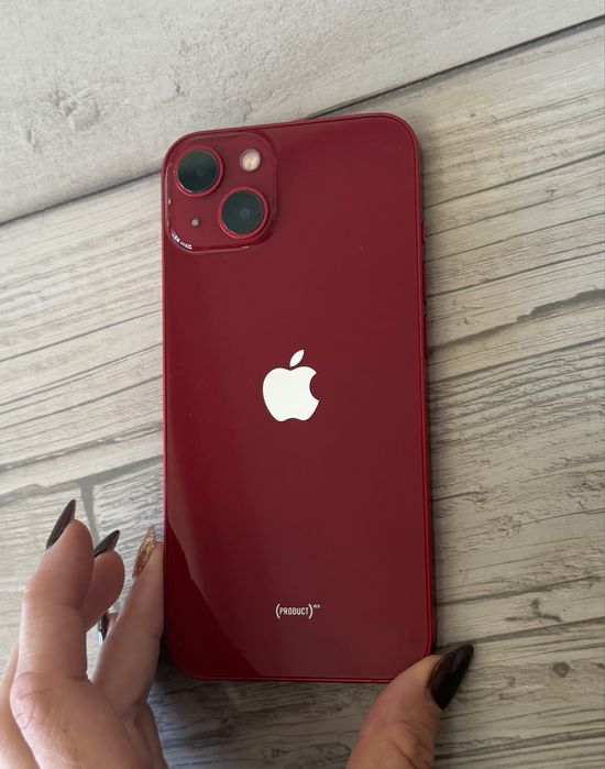 iPhone 13 червен телефон