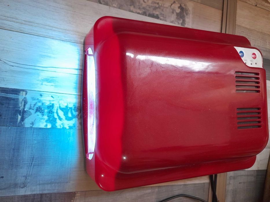 Vând lampă unghii.