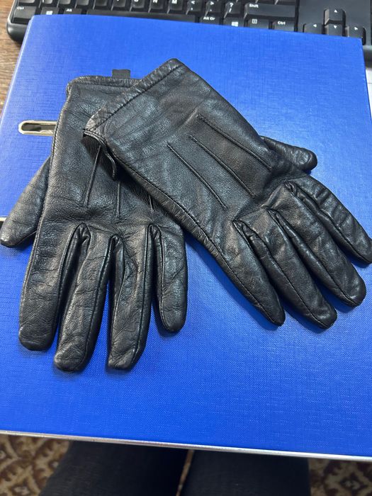 Ofer spre vanzare manusi din piele naturala