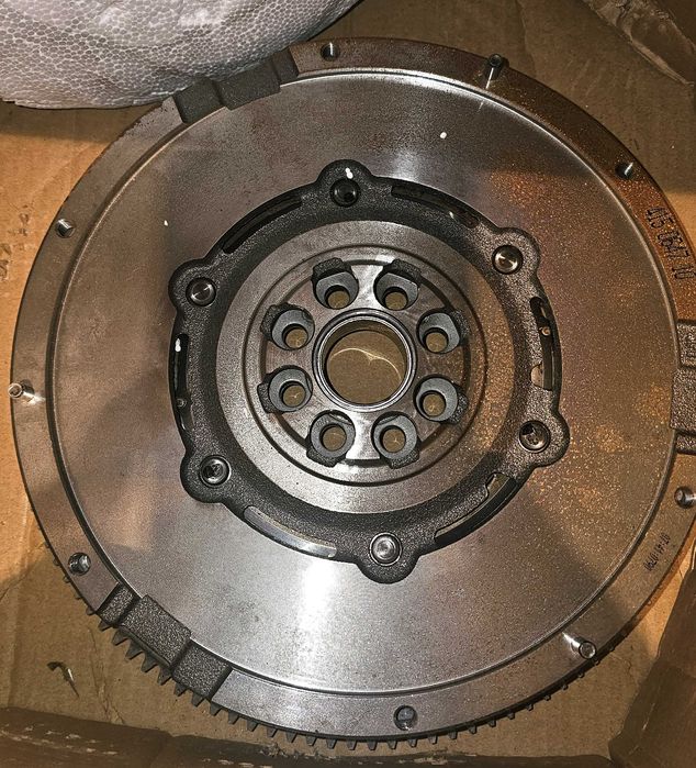 Съединител за форд чисто нов пълен комплект с маховик-Лукас - 800 лв.