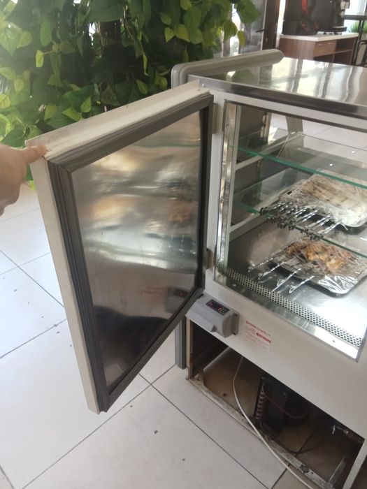 Продам Витриный холодильник