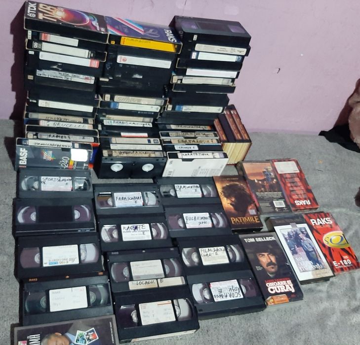 Vând casete video în stare bună filme vechi în română