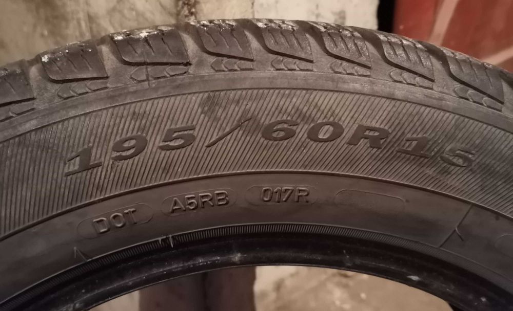 Продавам 2 броя зимни гуми 195.60.15 на 1 сезон дот 2019 Debica