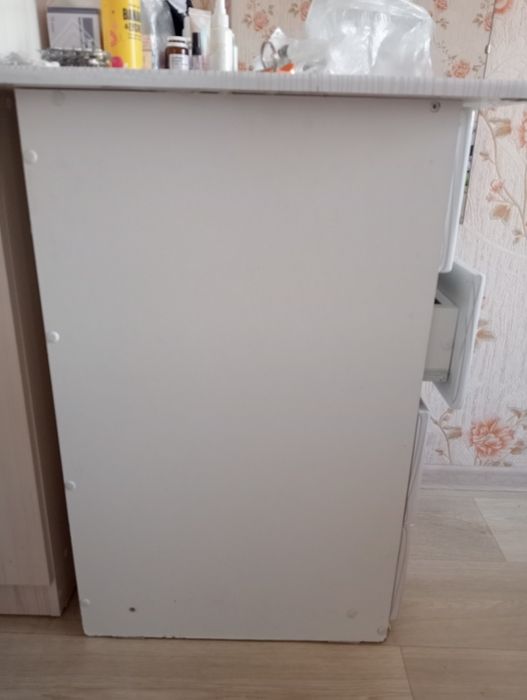 Продам тумбочку с полками