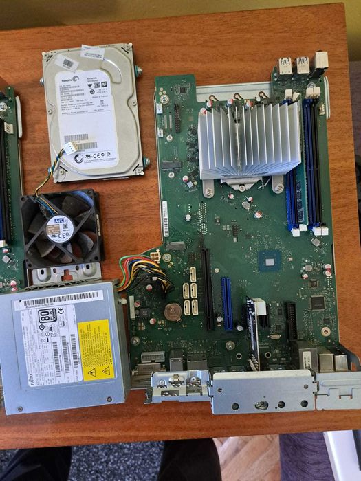 Fujitsu Esprimo D958 / E94+ i3-9100, 8GB RAM, 500GB HDD