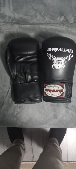 Se vand manusi de box