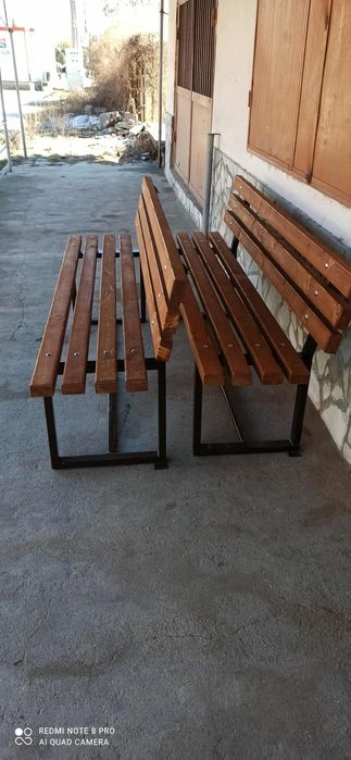 Дървена пейка с метални крака