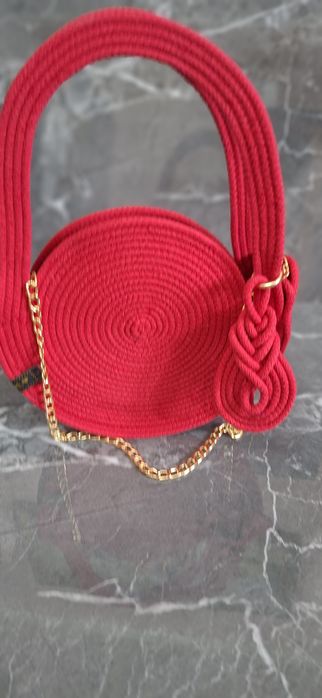 В наличии сумочка в ярком цвете.