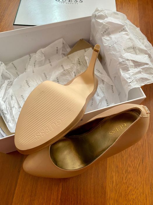 Бежови токчета на платформа Guess