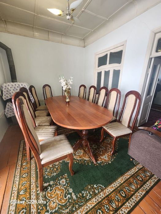 Stol va stullar yaxshi holatda