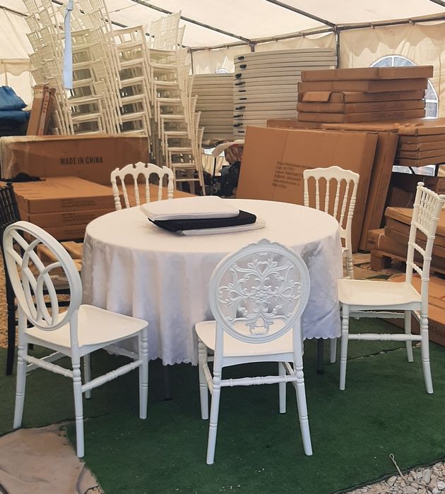 Vindem diferite modele de scaune chiavari și mese noi!