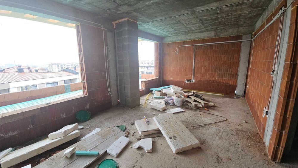 Тристаен с просторни тераси пред завършване