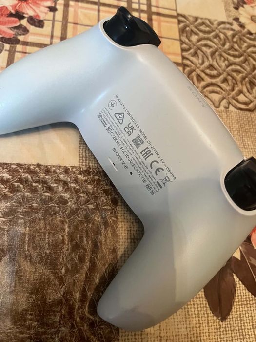 Джойстик от PS5 чисто нов няма и драскотина