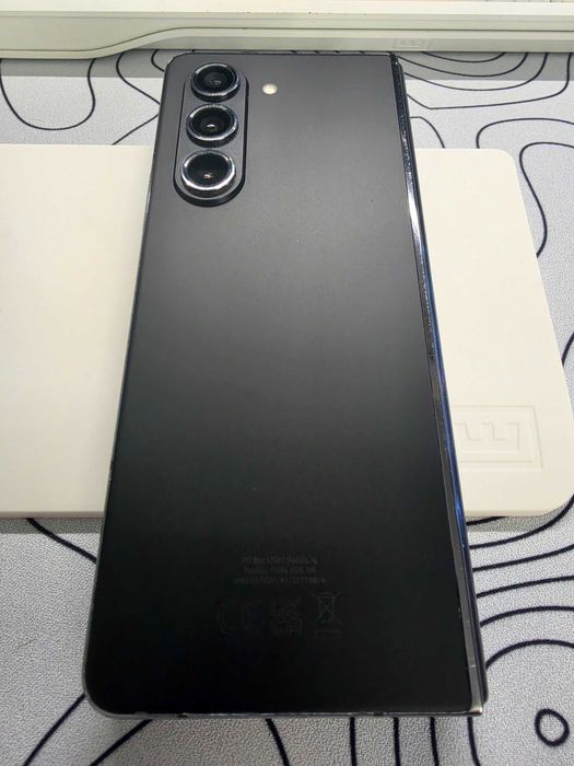 Samsung Galaxy Z Fold 5 (256GB) Black – Добро състояние, с поставени протектори!