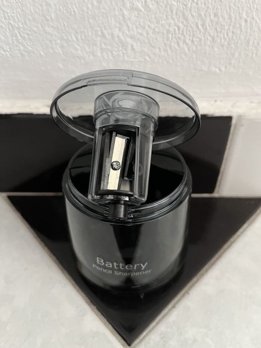 Електрическа острилка на батерии острилка за моливи училище
