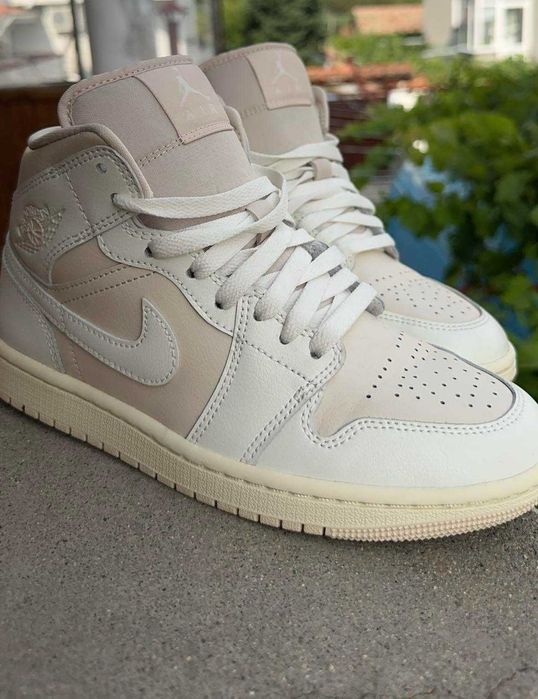 Jordan 1 Mid кецове