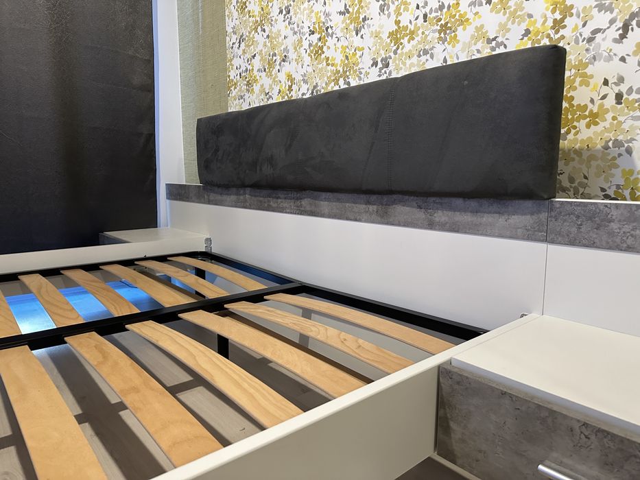 Pat matrimonial 160x200 cu somniera metalica si noptiere