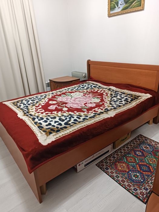 Двухспальная кровать с матрасом
