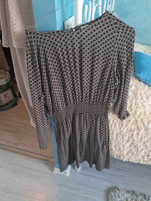 Haine rochii, bluză,  palton, jachetă.