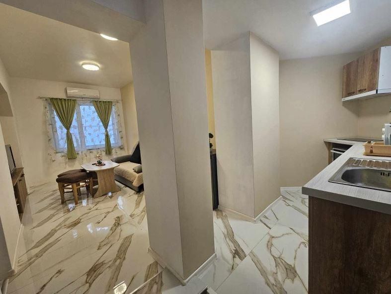 Дава се под наем Двустаен апартамент в Варна, Център - 40 кв.м за 460 € - Снимка #3