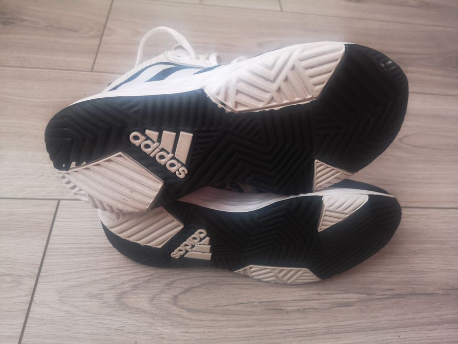 Bascheți Adidas marime 35 impecabili