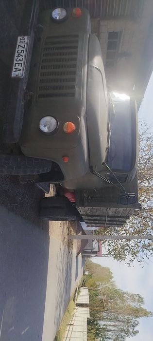 Gaz 53 yurib turibti.