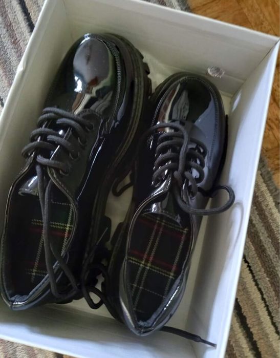 Черни лачени обувки