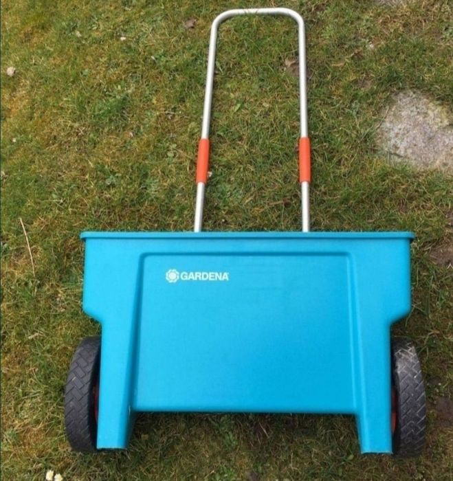 Aparat de însămânțat gazon și tăvălug pentru nivelat