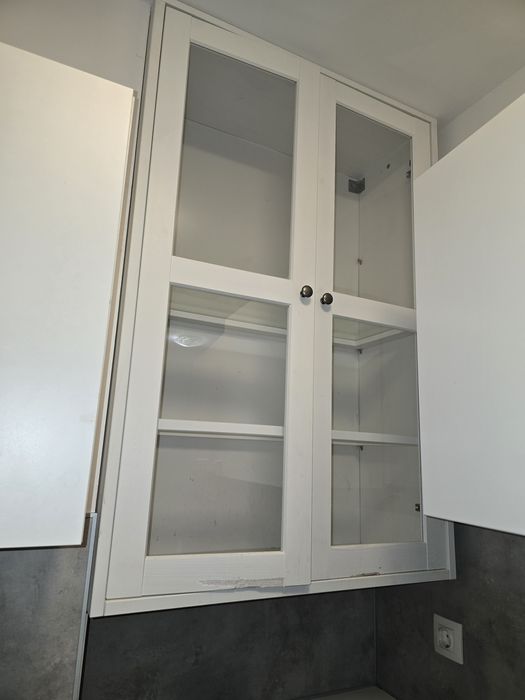 Шкаф със стъклени вратички