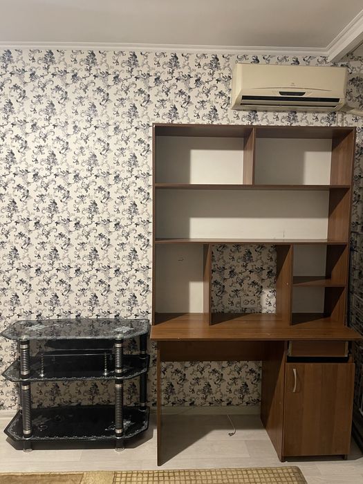 Отдам бесплатно шкаф и стол для тв