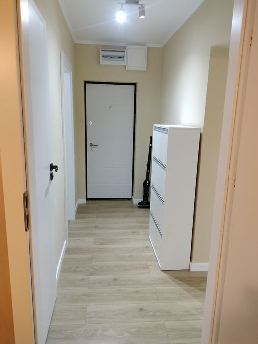 Se inchiriaza apartament cu 3 camere in bloc, cu loc de parcare inclus